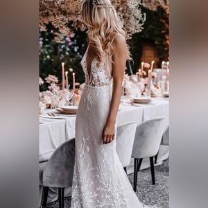 Size 6 wedding dress! Beautiful and never worn! I cancelled my wedding.